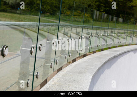 Innovative crescent Glas fechten bei Sport Arena oder Park Road Stockfoto