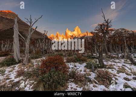 Gebirge mit Cerro Torre und Fitz Roy im Herbst mit Schnee, Los Glaciares Nationalpark, UNESCO, Provinz Santa Cruz, Patagonien, Argentinien Stockfoto