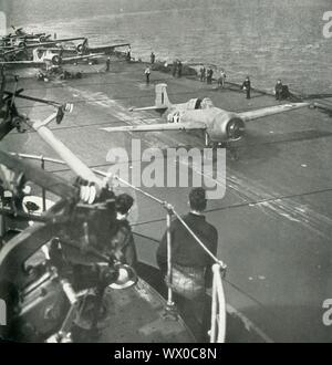 Kampfflugzeuge an Bord von einem Flugzeugträger, Zweiter Weltkrieg, c 1943. "Ein martlet [ Grumman F4F Wildcat] der Fleet Air Arm, die amerikanische Markierungen, fliegt eine britische Fluggesellschaft während der Afrikanischen Operationen, während andere martlets und Seafires bereit zu folgen. Der Fleet Air Arm der Royal Navy [geschützt] Flotte und Transporte, die Anlandungen, und unterstützte die voraus." Der FAA ist der Abschnitt der Royal Navy verantwortlich für den Betrieb von Flugzeugen der Marine. Von "Fleet Air Arm". [His Majesty's Stationery Office, London, 1943] Stockfoto