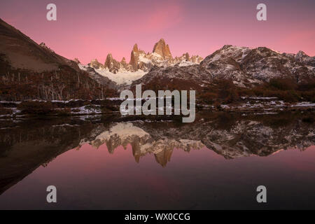 Vor Dämmerung Farben mit Reflexion des Mount Fitz Roy, Los Glaciares Nationalpark, UNESCO, El Chalten, Provinz Santa Cruz, Patagonien, Argentinien Stockfoto