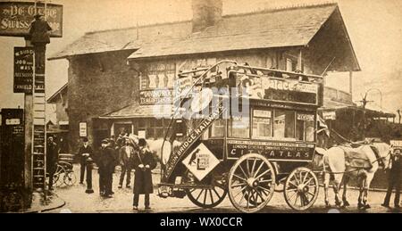 "Die "Express" Bus", 1900, (1933). Offenen Pferdekutsche Bus außerhalb Ye Olde Swiss Cottage Public House im Norden von London. Diese Express Busse" lief von Swiss Cottage über die Oxford Street und Holborn auf der Bank, und aufgeladen Sixpence [2&#xbd; neue Pence] Für jede Distanz". Den hinteren Teil des Busses trägt eine Werbung für 'Carters wenig Leber Pillen". Auf der linken Seite ein Mann auf eine Leiter ist Malen eine Kneipe zu unterzeichnen. Von "Der Festzug des Jahrhunderts". [Odhams Press Ltd, 1933] Stockfoto