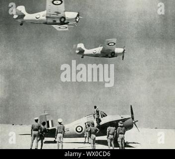 "Wüste Squadron"-Ebenen der Fleet Air Arm während des Zweiten Weltkrieges, c 1943. "Die Flugzeuge sind Martlets... in der Westlichen Wüste mit der Royal Air Force. Schutz für die Flotte und Konvois war die wichtigste Aufgabe dieser landseitige Geschwader.' Der FAA ist der Abschnitt von der Royal Navy verantwortlich für den Betrieb von Flugzeugen der Marine. Von "Fleet Air Arm". [His Majesty's Stationery Office, London, 1943] Stockfoto