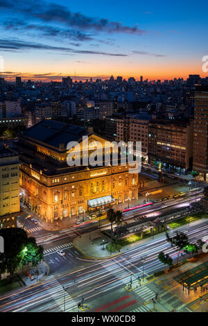 Teatro Colon in der Nacht auf 9 de Julio Avenue bei Nacht, Buenos Aires, Argentinien, Südamerika Stockfoto