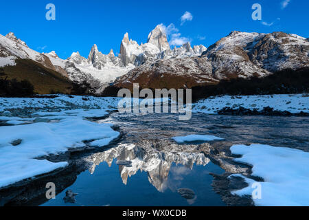 Schnee Szene des Mount Fitz Roy und Cerro Torre, Nationalpark Los Glaciares, UNESCO-Weltkulturerbe, Patagonien, Argentinien, Südamerika Stockfoto