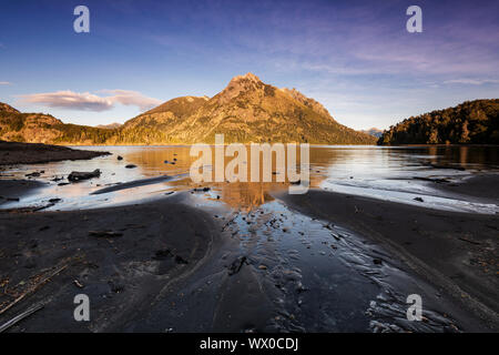 Die schwarzen Lavastrand mit reflektiertem Berg, Bariloche, Patagonia, Argentinien, Südamerika Stockfoto