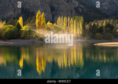 Pappeln in herbstlichen Farben, San Carlos de Bariloche, Patagonia, Argentinien, Südamerika Stockfoto