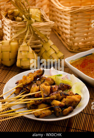 Asiatische Malay Ramadan Essen, Satay Chicken und Ketupat bei schwachem Licht Stockfoto