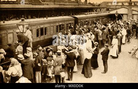 Menschenmassen winken aus Truppen verlassen in der Ersten Welt, Krieg, Großbritannien, 1914, (1933). "An der Vorderseite mit Bahn und Schiff": ein Zug Truppen aus Hounslow in West London an der Belgischen Front. Von "Der Festzug des Jahrhunderts". [Odhams Press Ltd, 1933] Stockfoto