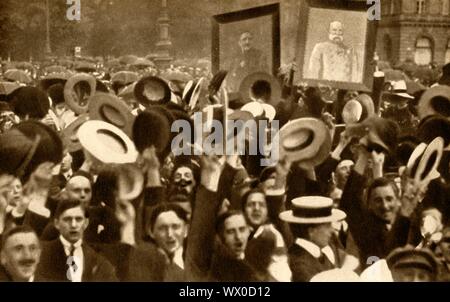 "Hoch die Kaiser!': jubelnde Massen auf den Straßen, Berlin, Deutschland, 4. August 1914, (1933). Bilder der beiden Kaiser, Wilhelm II. und Franz Josef von Österreich, werden durch die Linden nach Wilhelm die Verkündigung des Krieges gegen Großbritannien durchgeführt. Großbritannien reagierte, indem er erklärt Deutschland den Krieg und dem Ersten Weltkrieg begann. Von "Der Festzug des Jahrhunderts". [Odhams Press Ltd, 1933] Stockfoto