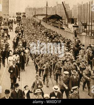 "Territorials ab Sommer Camp - Terrier marschieren einfach über die Westminster Bridge', 1914-1918, (1933). Britische Soldaten aus der territorialen Armee marschiert durch die Straßen von London, auf ihrem Weg in den Ersten Weltkrieg zu kämpfen. Von "Der Festzug des Jahrhunderts". [Odhams Press Ltd, 1933] Stockfoto