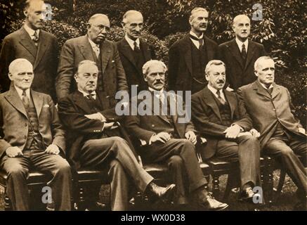 "Kabinett der nationalen Regierung", 1931, (1933). Group Portrait von britischen Politikern in der neu gegründeten nationalen Regierung, die Mitglieder der Konservativen Partei, die Liberalen, die Liberalen und nationalen Arbeitsmärkte, sowie Einzelpersonen, die keine politische Partei gehörte enthalten. Obere Reihe: Sir Philip Cunliffe-Lister, JH Thomas, John Simon, Neville Chamberlain, Sir Samuel Hoare. Untere Zeile: Philip Snowden, Stanley Baldwin, Premierminister Ramsay MacDonald, Sir Herbert Samuel und John sankey. Von "Der Festzug des Jahrhunderts". [Odhams Press Ltd, 1933] Stockfoto