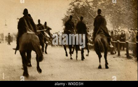 Berittene Polizei Baton - Ladung marchers, bedeutet Test Proteste, Hyde Park, London, 1932, (1933). Die nationalen Hunger März von September bis Oktober 1932 war der größte einer Reihe von Hunger marschiert in Großbritannien. Die Arbeitslosenquote erreicht 2.750.000 Arbeitslose, die 1932 nationalen Arbeiterbewegung organisiert Große nationale Hunger März gegen die Bedürftigkeitsprüfung, Marsch von der South Wales Täler, Schottland und Nordengland zum Hyde Park in London. Von "Der Festzug des Jahrhunderts". [Odhams Press Ltd, 1933] Stockfoto