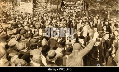 Schottische marchers, bedeutet Test Proteste, Hyde Park, London, 1932, (1933). "Die schottischen Demonstranten ihren Eintrag. Die meisten Demonstranten machten sich auf den Weg, sich friedlich zu ihren Häusern". Ein Banner lautet: "Edinburgh District Kontingent, bedeutet Test bedeutet, Massenmord - Smash". Die nationalen Hunger März von September bis Oktober 1932 war der größte einer Reihe von Hunger marschiert in Großbritannien. Die Arbeitslosenquote erreicht 2.750.000 Arbeitslose, die 1932 nationalen Arbeiterbewegung organisiert Große nationale Hunger März gegen die Bedürftigkeitsprüfung, Marsch von der South Wales, Schottland und die Täler Stockfoto