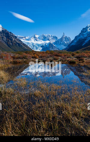 Eine typische herbstliche Patagonischen Landschaft mit Berg Fitz Roy, El Chalten, Nationalpark Los Glaciares, UNESCO-Weltkulturerbe, Patagonien, Argentinien Stockfoto