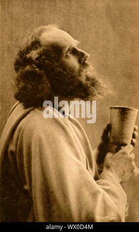 Jesus beim Letzten Abendmahl, 1922. Anton Lang, ein Spieler in der Oberammergauer Passionsspiele, wie Jesus. Das Spiel wird alle 10 Jahre durchgeführt, auf Open-Air-Bühnen, die von den Einwohnern des Dorfes Oberammergau in Bayern, Deutschland. Zuerst im Jahre 1634 inszeniert, das Stück erzählt die Geschichte der Passion Jesu, die ihren Höhepunkt in seiner Kreuzigung. Die Veranstaltung ist eine touristische Attraktion geworden, mit Publikum aus der ganzen Welt. Offizielle Postkarte der 1922 Oberammergauer Passionsspiele. [F. Bruckmann, München, 1922] Stockfoto