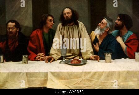 Das letzte Abendmahl, 1922. Jesus sagt, dass einer seiner Apostel an der Mahlzeit wird ihn verraten, trotz ihrer Behauptungen entgegen. Melchior Breitsamter wie der hl. Johannes, Anton Lang als Jesus, Andreas Lang, wie der hl. Petrus: Spieler in der Oberammergauer Passionsspiele, die alle 10 Jahre durchgeführt wird, auf Open-Air-Bühnen, die von den Einwohnern des Dorfes Oberammergau in Bayern, Deutschland. Zuerst im Jahre 1634 inszeniert, das Stück erzählt die Geschichte der Passion Jesu, die ihren Höhepunkt in seiner Kreuzigung. Die Veranstaltung ist eine touristische Attraktion geworden, mit Publikum aus der ganzen Welt. Offizielle Postkarte von Th Stockfoto