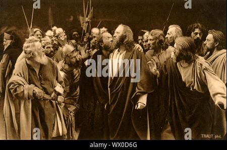 Judas verrät seine Meister, 1922. Judas (Guido Mayr) verrät Jesus (Anton Lang): Spieler in der Oberammergauer Passionsspiele. Das Spiel wird alle 10 Jahre durchgeführt, auf Open-Air-Bühnen, die von den Einwohnern des Dorfes Oberammergau in Bayern, Deutschland. Zuerst im Jahre 1634 inszeniert, das Stück erzählt die Geschichte der Passion Jesu, die ihren Höhepunkt in seiner Kreuzigung. Die Veranstaltung ist eine touristische Attraktion geworden, mit Publikum aus der ganzen Welt. Offizielle Postkarte der 1922 Oberammergauer Passionsspiele. [F. Bruckmann, München, 1922] Stockfoto