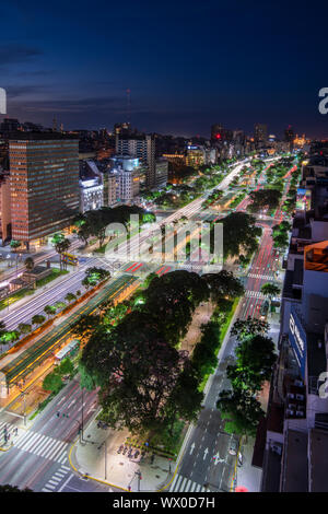 Nacht Szene von 9 de Julio Avenue, Buenos Aires, Argentinien, Südamerika Stockfoto