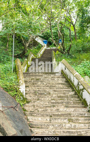 Treppe am Mulkirigala Raja Maha Vihara, einer alten buddhistischen Tempel in Sri Lanka Stockfoto