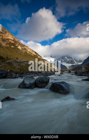 Fließende Rio Fitz Roy Fluss, Berg Fitz Roy und Cerro Torre, El Chalten, Nationalpark Los Glaciares, UNESCO-Weltkulturerbe, Patagonien, Argentinien Stockfoto