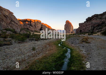 Sonnenuntergang auf Piedra Parada (Gualjaina), Provinz Chubut, Patagonien, Argentinien, Südamerika Stockfoto