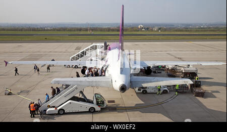 Flugzeug in Parkposition am Flughafen Dortmund 21, Dortmund, Ruhrgebiet, Deutschland, Europa Stockfoto