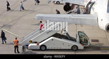 Flugzeug in Parkposition am Flughafen Dortmund 21, Dortmund, Ruhrgebiet, Deutschland, Europa Stockfoto