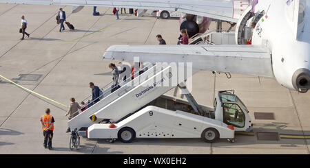 Flugzeug in Parkposition am Flughafen Dortmund 21, Dortmund, Ruhrgebiet, Deutschland, Europa Stockfoto