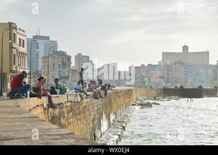 Fischen entlang des Malecon am späten Nachmittag, Havanna, Kuba, Karibik, Karibik, Zentral- und Lateinamerika Stockfoto