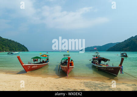 Drei lange angebundene Boote an einem Sandstrand, Thailand, Südostasien, Asien Stockfoto