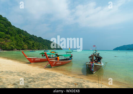 Drei lange angebundene Boote an einem Sandstrand, Thailand, Südostasien, Asien Stockfoto