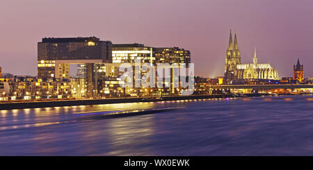 Kran Konstruktionen am Rhein mit dem Kölner Dom in der Dämmerung, Köln, Rheinland, Deutschland, Europa Stockfoto