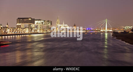 Kran Konstruktionen am Rhein mit dem Kölner Dom in der Dämmerung, Köln, Rheinland, Deutschland, Europa Stockfoto