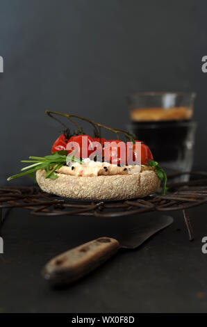 Toast mit Frischkäse, Rucola und Tomaten Stockfoto