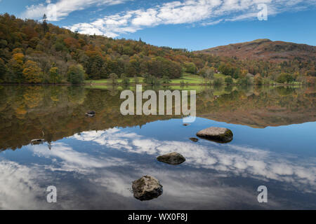 Reflexionen über Grasmere, Lake District National Park, UNESCO-Weltkulturerbe, Cumbria, England, Vereinigtes Königreich, Europa Stockfoto