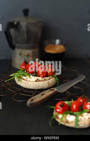 Toast mit Frischkäse, Rucola und Tomaten Stockfoto