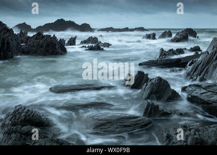 Felsige Bucht auf die dramatische Küste von North Devon im Winter, Devon, England, Vereinigtes Königreich, Europa Stockfoto