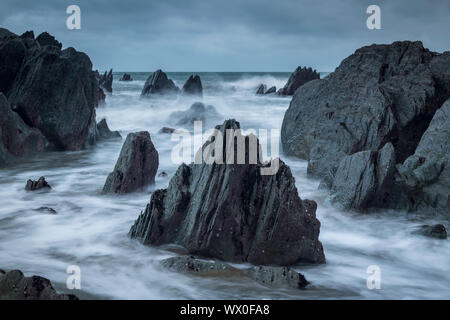 Felsige Bucht auf die dramatische Küste von North Devon im Winter, Devon, England, Vereinigtes Königreich, Europa Stockfoto