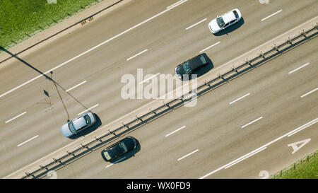 Luftaufnahme auf der Autobahnstrecke quer durch die City Road in der Stadt Kiew Stockfoto