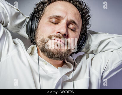 klassische Musik, Mann mit intensiven Ausdruck, weißes Hemd Stockfoto