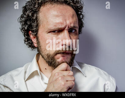 Sorge um die Zukunft, Mann mit intensiven Ausdruck, weißes Hemd Stockfoto