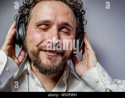 Genießen Sie die Musik, Mann mit intensiven Ausdruck, weißes Hemd Stockfoto