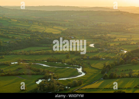 Den Fluss Usk durch die hügelige Landschaft, Brecon Beacons, Powys, Wales, Vereinigtes Königreich, Europa Stockfoto