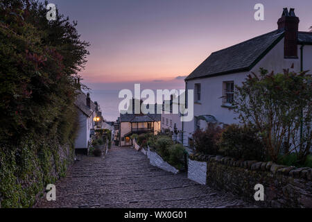 Gepflasterten Dorfstraße in der Morgendämmerung, Clovelly, Devon, England, Vereinigtes Königreich, Europa Stockfoto