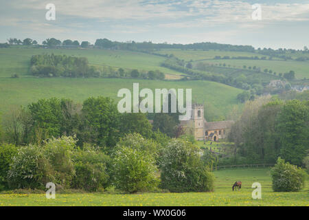 Ländliche Kirche in Cotswolds Landschaft auf einem trüben Frühlingsmorgen Naunton, Gloucestershire, England, Vereinigtes Königreich, Europa Stockfoto