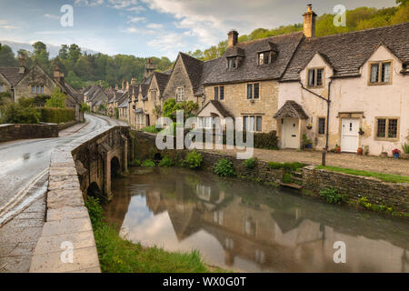 Hübschen cottages Cotswolds im idyllischen Dorf Castle Combe, Wiltshire, England, Vereinigtes Königreich, Europa Stockfoto