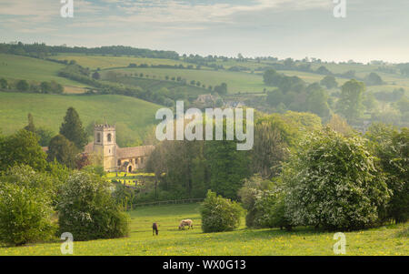 Ländliche Kirche in Cotswolds Landschaft, Naunton, Gloucestershire, England, Vereinigtes Königreich, Europa Stockfoto