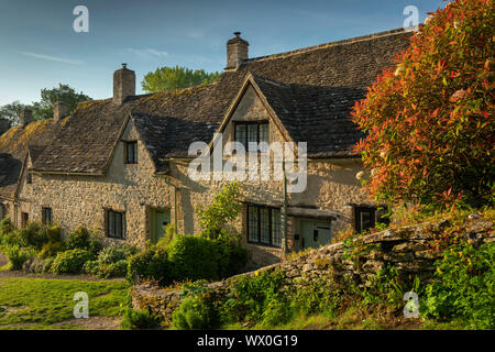 Idyllische Cottages in Arlington Row in der schönen Cotswolds Dorf Bibury, Gloucestershire, England, Vereinigtes Königreich, Europa Stockfoto