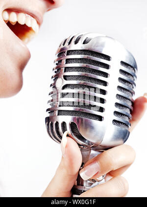 Frau mit großen Retro-Mikrofon für Gesang Stockfoto