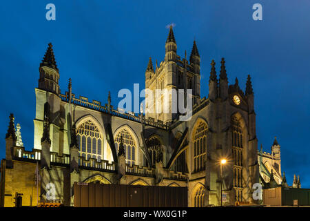 Die Abtei von Bath bei Nacht beleuchtet, Badewanne, UNESCO-Weltkulturerbe, Somerset, England, Vereinigtes Königreich, Europa Stockfoto